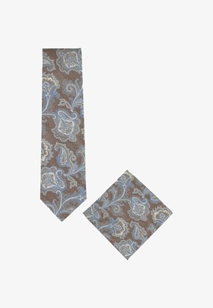 Cravate marron et pochette assortie avec un motif floral paisley bleu et beige complexe sur fond blanc.