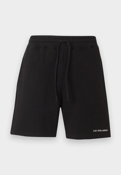 Μαύρο σορτς με ελαστική μέση και κορδόνι, με μικρό λευκό κείμενο "LES BENJAMINS" στο κάτω αριστερό πόδι.