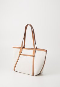 Canvas totebag i off-white med brune læderdetaljer. Har en struktureret form, dobbelt greb og syningsdetaljer.
