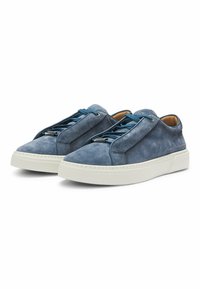 Blå mockaskor med rund tå, elastiska snörning och en vit gummisula. Har en slät yta och en minimalistisk design.