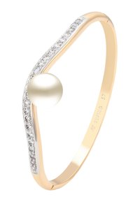 Bracciale rigido in tonalità oro con un design curvo, caratterizzato da una perla centrale e una fila di cristalli trasparenti su un lato. Texture liscia.