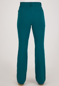 Teal hoge taille rechte broek met riemlussen en achterzakken op een neutrale achtergrond.