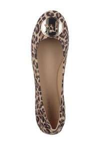 Ballettschuhe mit Leopardenmuster und runder Spitze, versehen mit einem großen metallischen Logo auf dem Vorderblatt und einem glatten, strukturierten Obermaterial.