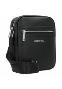 Borsa a tracolla sintetica nera con forma quadrata elegante, dotata di una tasca frontale con zip, accessori in argento e una tracolla rimovibile.