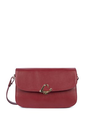 Sac bandoulière en cuir rouge avec fermoir doré incurvé et sangle réglable, présenté sur fond blanc.