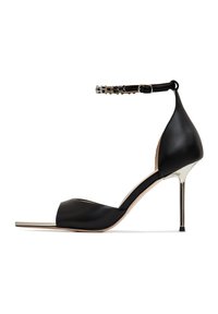 Sandalie negre cu toc înalt, cu vârful ascuțit, suprafață din piele netedă, curea pentru gleznă cu cataramă și toc metallic stiletto.