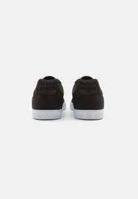 Lacoste LEROND PRO  - Tenisice - black/white