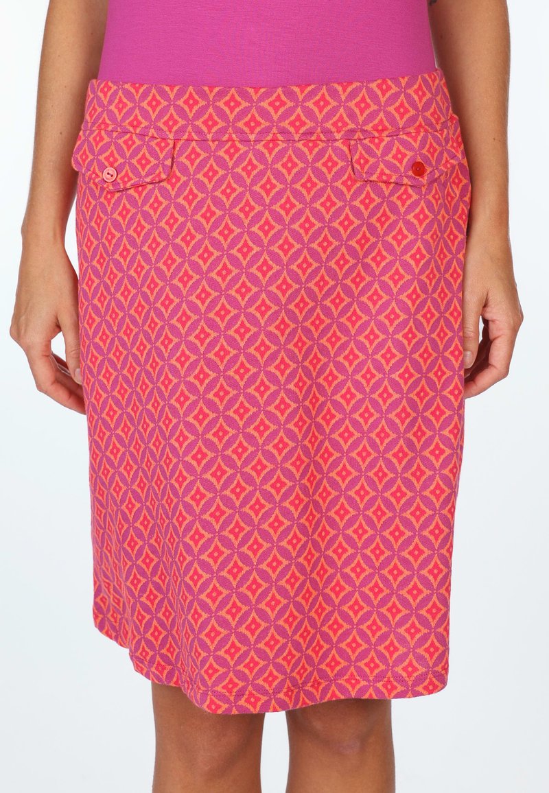 Pink patterned skirt with a diamond design, features two front pockets with button accents. Made of a textured knit material.