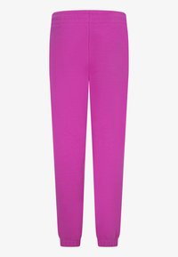 Fleeces bikses spilgti rozā krāsā ar elastīgu jostasvietu un sašaurinātiem piedurkņu galiem. Gluda tekstūra, bez redzamām rakstām vai piederumiem.