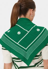 Sciarpa verde con un design di un campo da tennis, con linee bianche e motivi di palline da tennis, realizzata in un tessuto morbido e testurizzato.