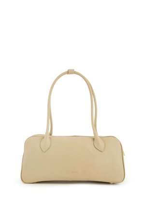 Beige leren handtas met een gladde textuur, rechthoekige vorm en twee lange handvatten. Heeft minimale branding aan de voorkant.