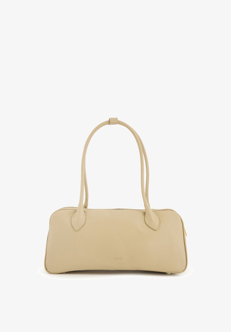 Beżowa skórzana torebka o gładkiej teksturze, prostokątnym kształcie i dwóch długich uchwytach. Posiada minimalne oznakowanie z przodu.