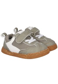 Zapatillas grises y blancas con parte superior de malla, correa de velcro y suela de goma. Presentan un acabado texturizado y una suela marrón contrastante.