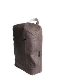 Brauner Leder-Rucksack mit einer schlanken Form, ausgestattet mit einem oberen Griff, einer seitlichen Reißverschlusstasche und dezenten Nähten.