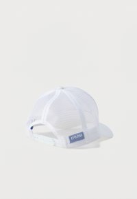 Gorra blanca de malla con visera sólida, cierre snapback y una etiqueta azul en la parte posterior. Presenta un diseño de malla texturizada para ventilación.