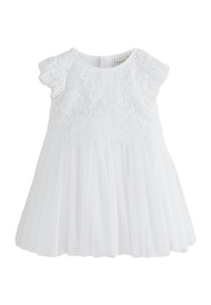 Biele detské šaty s čipkovaným živôtikom, krátkymi čipkovými rukávmi a plisovanou sukňou, vhodné na formálne príležitosti alebo zvláštne udalosti.
