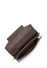 Portafoglio in pelle marrone con finitura texturizzata, dotato di un compartimento con zip e chiusura a scatto. L'interno è foderato e presenta un design spazioso.