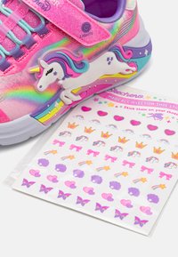 Des baskets lumineuses roses avec un motif de licorne, arborant des accents arc-en-ciel et des paillettes. Comprend une feuille d'autocollants colorés à thème pour la personnalisation.
