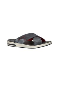 Sandale grise à slide avec un design à lanières croisées. Tissu texturé, accent en fil rouge, et une semelle rembourrée avec une forme légère et courbée.