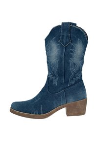Botas de vaquero de denim azul con punteras puntiagudas, diseño bordado en los laterales y un tacón bajo y apilado. La textura desgastada realza el detalle visual.
