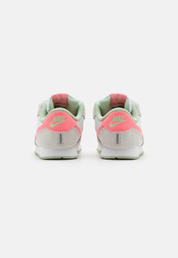 Nike Sportswear NIKE MD VALIANT (TDV) - Sapatilhas - summit white/pink gaze/honeydew