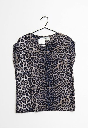 Korte mouwen blouse met zwart en grijs luipaardprint patroon, hangend aan een zwarte hanger tegen een witte achtergrond.