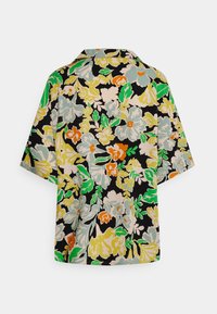 Camicia a maniche corte con un motivo floreale che presenta colori come nero, verde, giallo e arancione. Realizzata in un tessuto leggero e liscio.