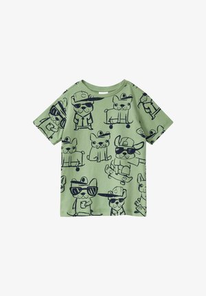 Lichtgroen kinder T-shirt met zwarte cartoonhonden die hoeden, zonnebrillen dragen en op skateboards verschillende speelse houdingen aannemen.