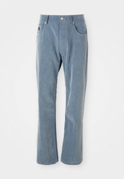 Pantalones de pana de color azul claro con cierre de botón y cremallera, bolsillos frontales y piernas rectas sobre fondo blanco.