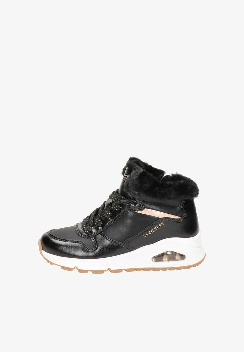 Baskets montantes en cuir noir avec col en fourrure, semelle blanche avec coussin d'air, lacets noirs, et logo Skechers en or rose sur le côté.