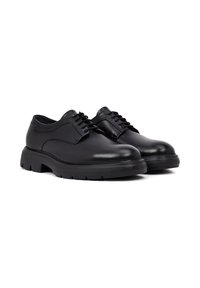 Zwarte leren schoenen met een ronde neus en lage veters. De chunky zool heeft een geprofileerd grip. Gladde afwerking met subtiele stiksels.