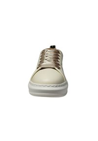 Sneaker bianco con tomaia in pelle liscia, lacci in raso rosa oro, punta rotonda e suola in gomma bianca testurizzata. Design minimalista.