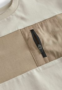 Next SHORT SLEEVE UTILITY REGULAR FIT - T-shirts print - stone