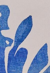 Mėlyna botaninė tema ant tekstūrinių audinių, su skirtingų formų lapų siluetais šviesiame fone.