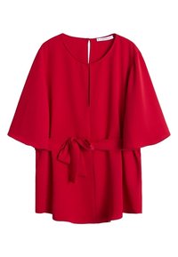 Blouse rouge avec col rond, ceinture nouée à la taille et manches larges. Tissu lisse avec une ouverture en forme de goutte d'eau dans le dos.