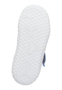 Bílá gumová podrážka boty s vzorem včelího plástu, obsahující tři vyražené loga a texturovaný povrch pro lepší úchop. Akcenty v modré barvě na patě.