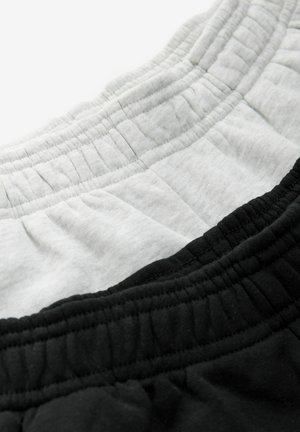 To sæt af bomuldsbukser, et gråt og et sort, med elastisk talje og rynkedetaljer. Glat tekstur, afslappet design.