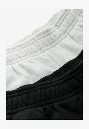 Deux paires de shorts en coton, une grise et une noire, avec des tailles élastiques dotées de détails froncés. Texture lisse, design décontracté.