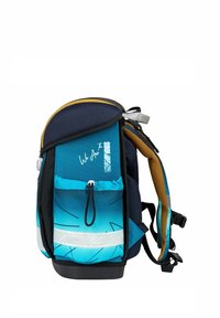 Rucksack mit einem blauen Farbverlauf, schwarzen Mesh-Akzenten und reflektierenden Trägern. Verfügt über einen Kordelzugverschluss und gepolsterte Träger.