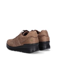 Zapatillas de ante marrón con detalles perforados, suelas de goma negras y un ligero tacón en cuña, con un pequeño logo en el costado.
