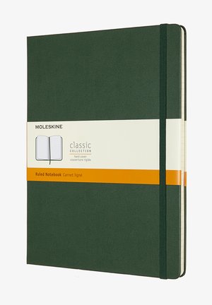 Quaderno rigido Moleskine classico di colore verde scuro, a righe, con chiusura elastica e fascia etichetta arancione-bianca attorno alla copertina anteriore.