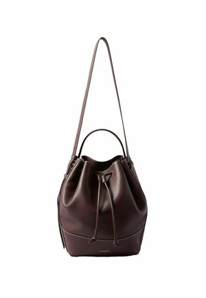 Bolso de cuero marrón tipo bucket con cierre de cordón, un asa resistente y una larga correa para el hombro. Presenta costuras en contraste y una textura suave.