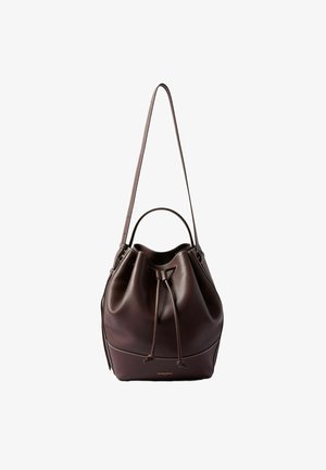 Borsa a secchiello in pelle marrone con chiusura a coulisse, una maniglia robusta e una lunga tracolla. Presenta cuciture a contrasto e una superficie liscia.