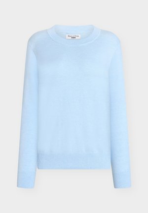 Világoskék pulóver puha kötött anyagból. Kerek nyakkivágás, hosszú ujjú, bordázott szegélyű díszítés. Egyszerű, letisztult kialakítás.