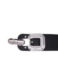 Cintura in pelle nera con una fibbia larga e trasparente a forma quadrata e con hardware in metallo. Presenta una superficie liscia e cuciture visibili.