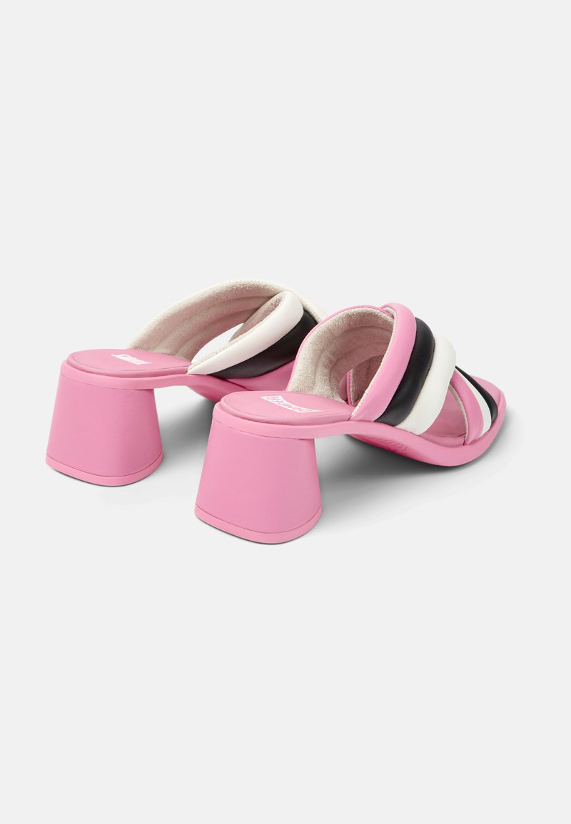 Sandales à talon bloc rose avec une texture lisse, présentant des rayures blanches et noires sur le dessus. Conception à bout arrondi, semelle intérieure rembourrée.