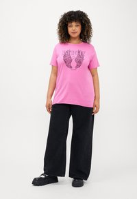 ONLY Carmakoma CARMIKO LIFE WASHED TEE - Trükipildiga T-särk - super pink