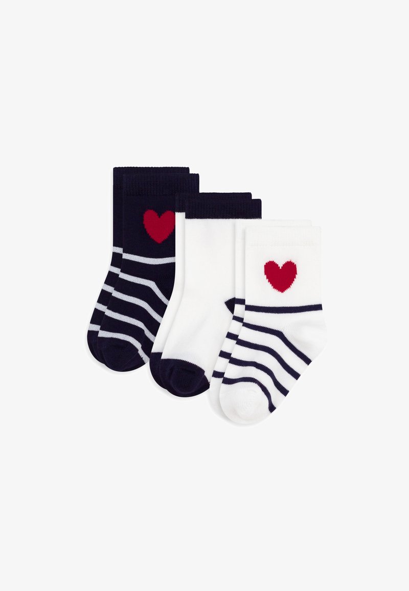 Tre paia di calzini: uno blu navy con un cuore rosso, uno a righe blu navy e bianche, e uno completamente bianco con un cuore rosso. Materiale in cotone, lunghezza a metà polpaccio.