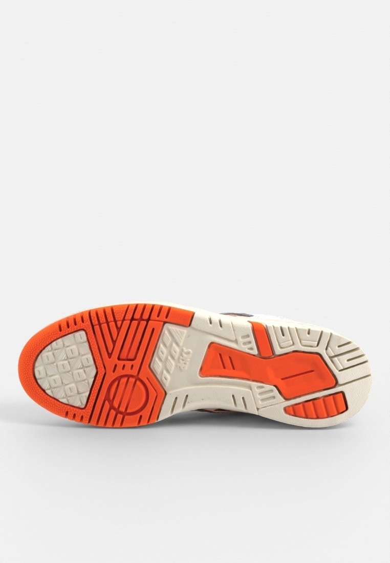 Semelle en caoutchouc blanc avec accents orange, motif de bande de roulement texturé et talon renforcé. Présente un design distinct pour la traction et le soutien.