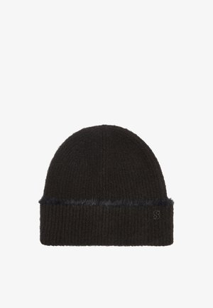 Zwarte geribbelde wollen beanie met een fuzzy marineblauwe omslag en een merklabel aan de zijkant. Zachte textuur, nauwsluitende vorm ontworpen voor warmte.